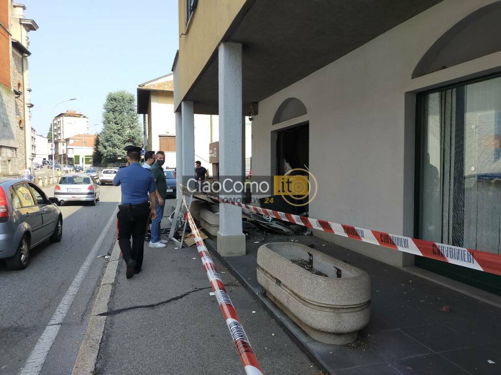 devastazione banca c redito valtellinese olgiate bancomat distrutto carabinieri