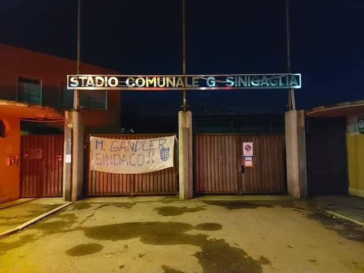 gandler sindaco, striscione dei tifosi per lui esterno stadio sinigaglia