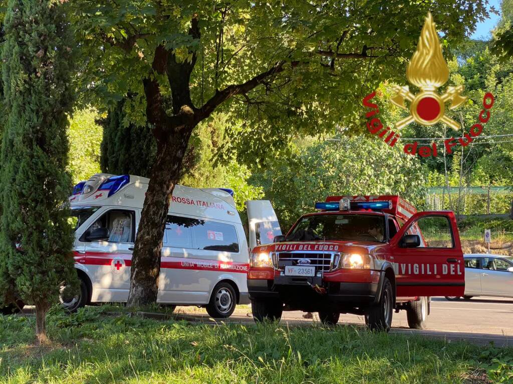 incidente parco spina verde monte olimpino 40enne soccorso con ambulanza e pompieri