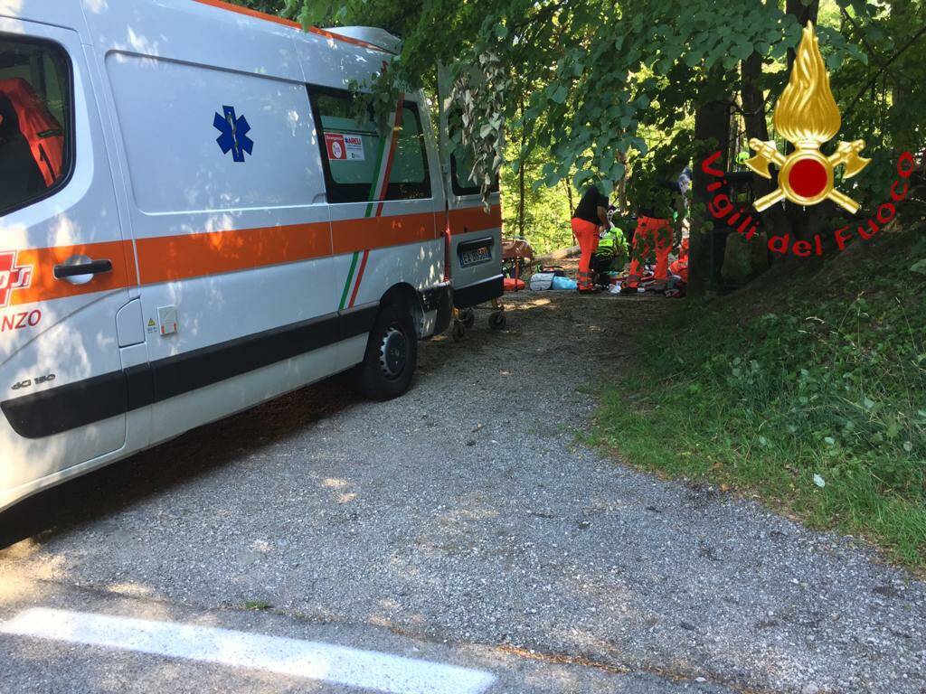 valbrona incidente motociclista fuori strada con la moto soccorsi