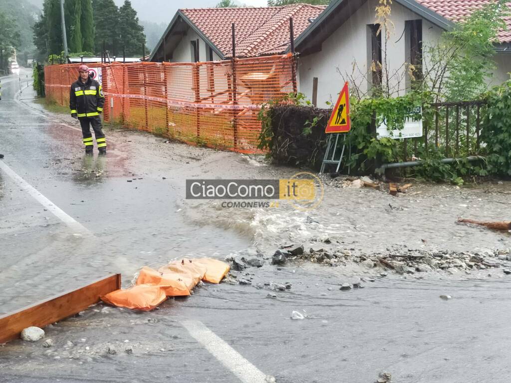 maltempo alto lago frane e allagamenti immagini pompieri