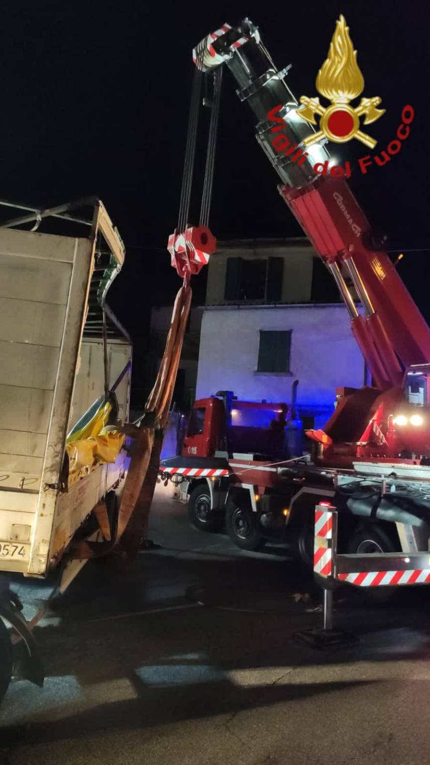 pompieri intervento notte plesio per rimettere in carreggiata camion ribaltato