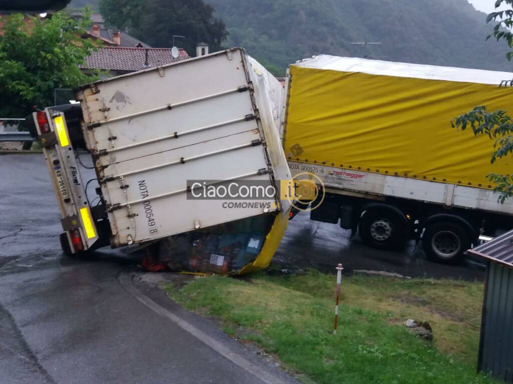 tir straniero si ribalta provinciale plesio