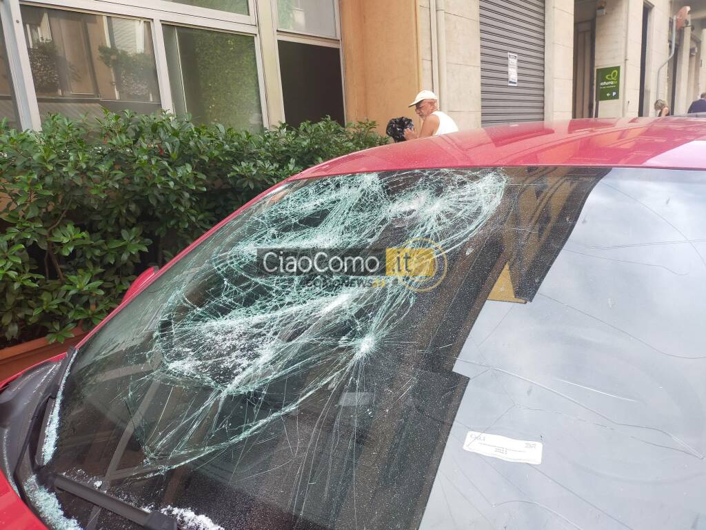 vandali auto como vetri danneggiati nella notte via innocenzo via borsieri