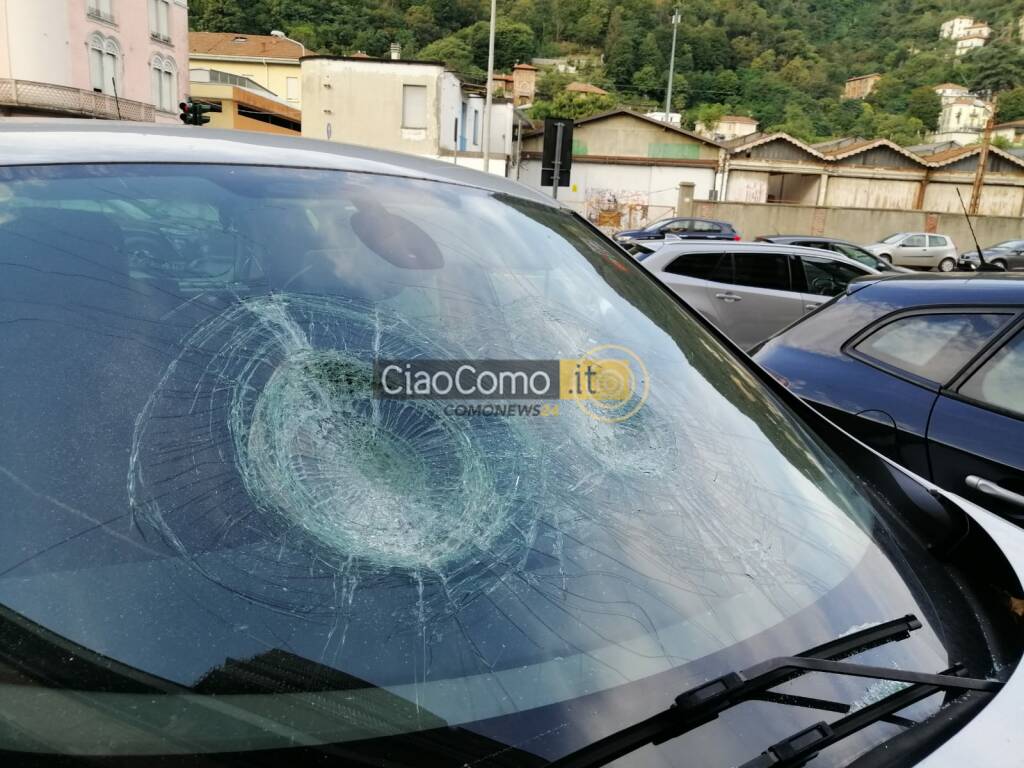 vandali auto como vetri danneggiati nella notte via innocenzo via borsieri