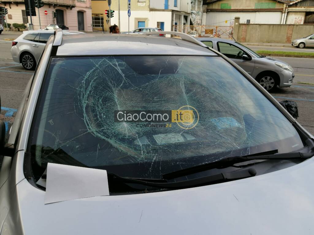 vandali auto como vetri danneggiati nella notte via innocenzo via borsieri