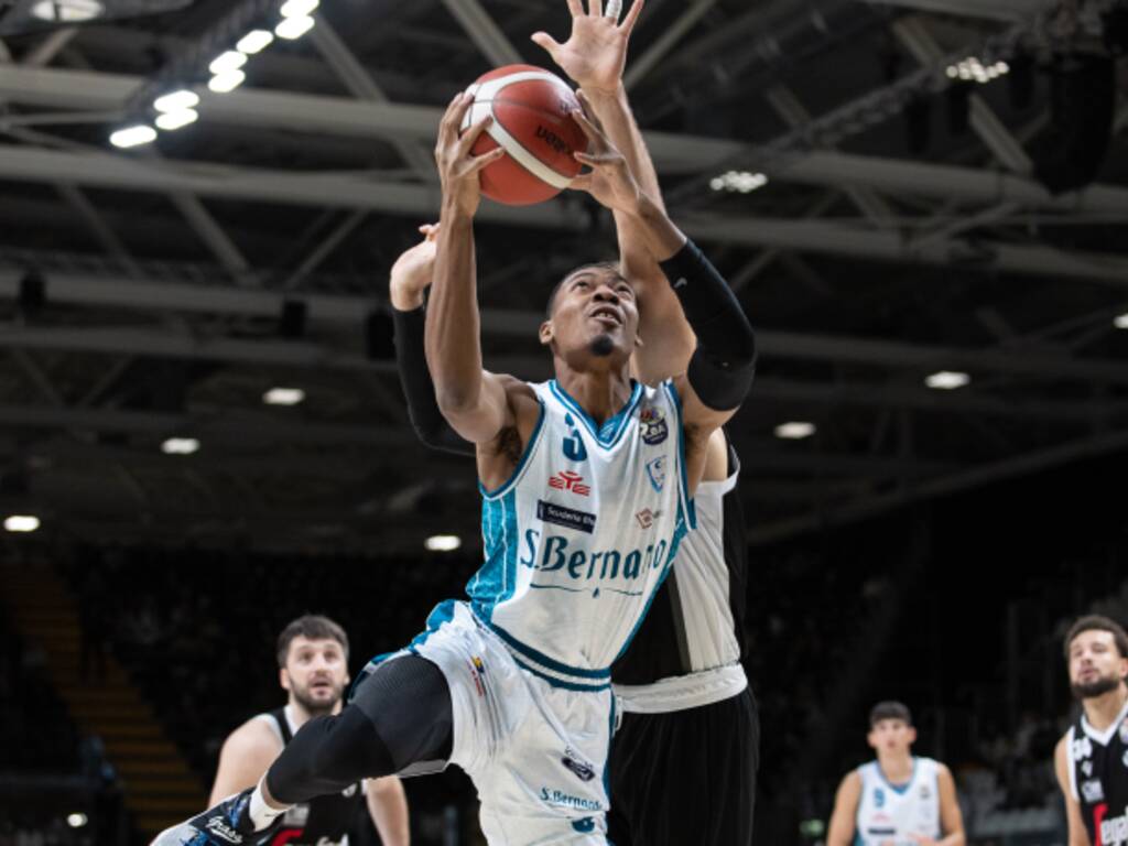 debutto amaro pallacanestro cantù a bologna contro la virtus bologna