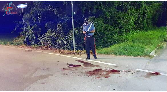 ferimento via cinque giornate bregnano sangue per terra carabinieri