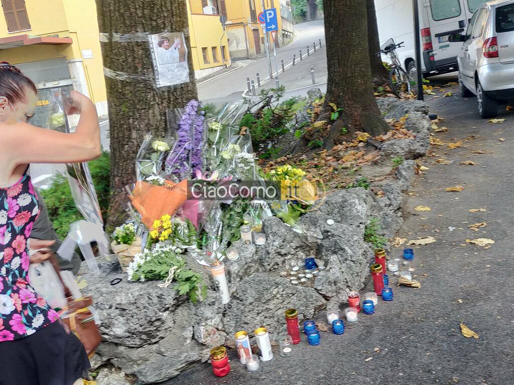 fiori e lumini a san rocco per uccisione don Roberto preghiere fedeli