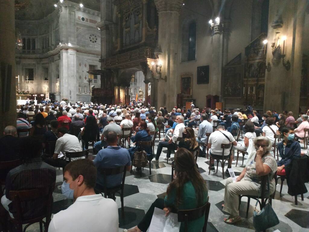 Il rosario in Duomo a Como per don Roberto ucciso oggi a San Rocco