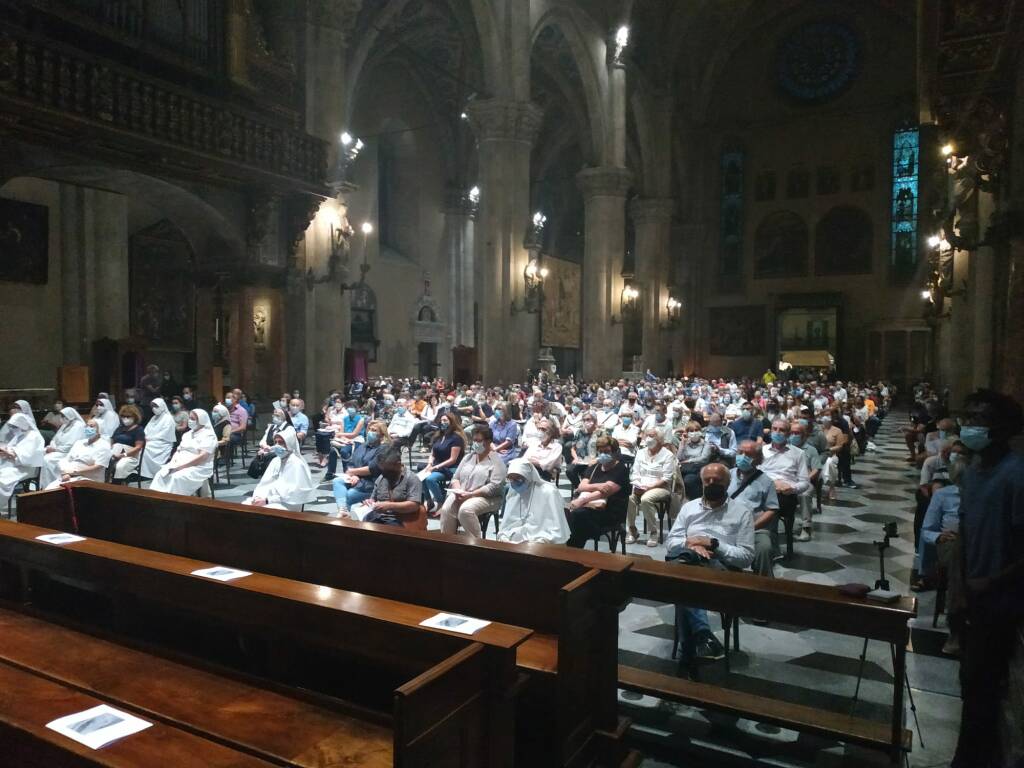 Il rosario in Duomo a Como per don Roberto ucciso oggi a San Rocco