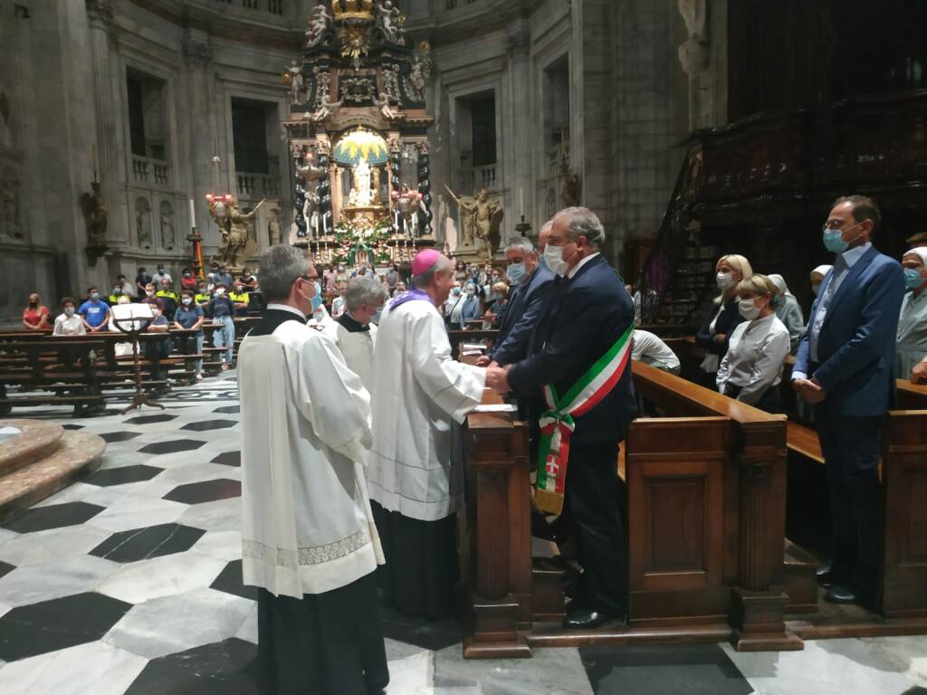 Il rosario in Duomo a Como per don Roberto ucciso oggi a San Rocco