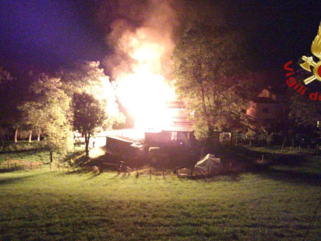 incendio notte cascinale distrutto fiamme a castiglione intelvi alta valle intelvi