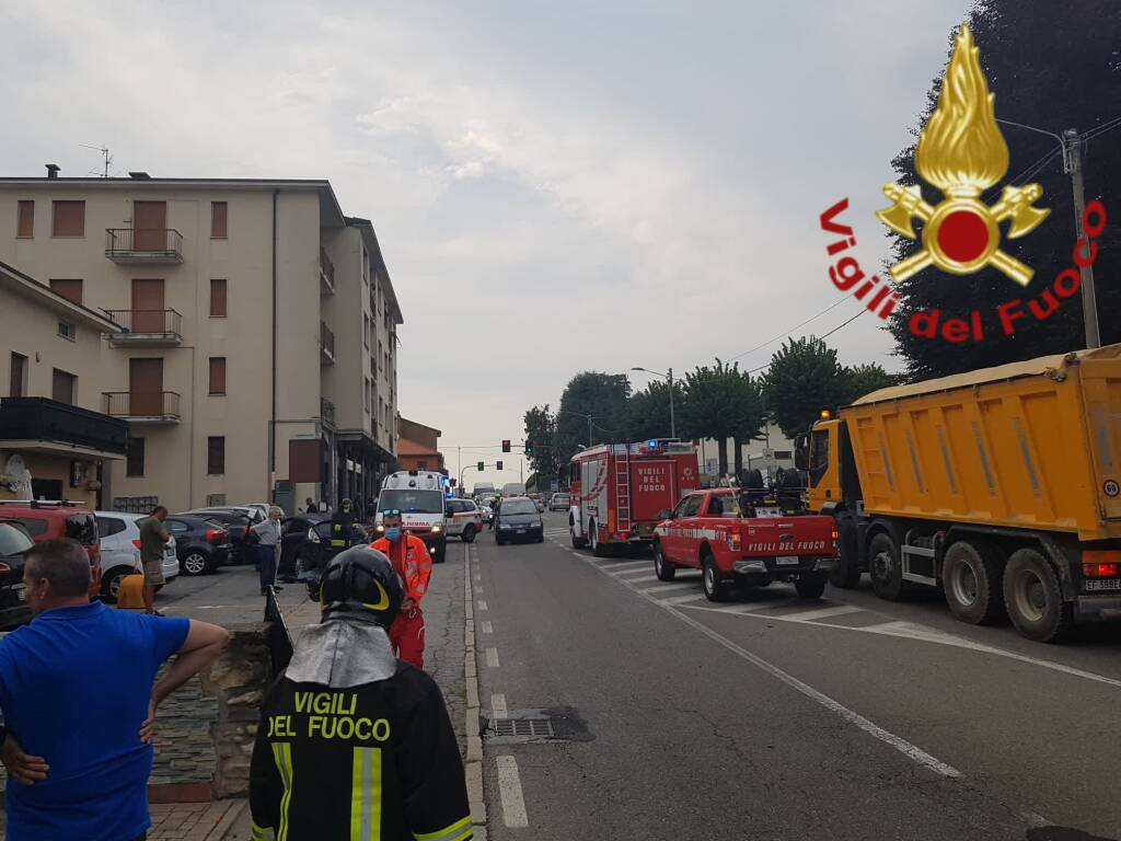 incidente auto a mirabello cantù viale lombardia rilievi soccorsi