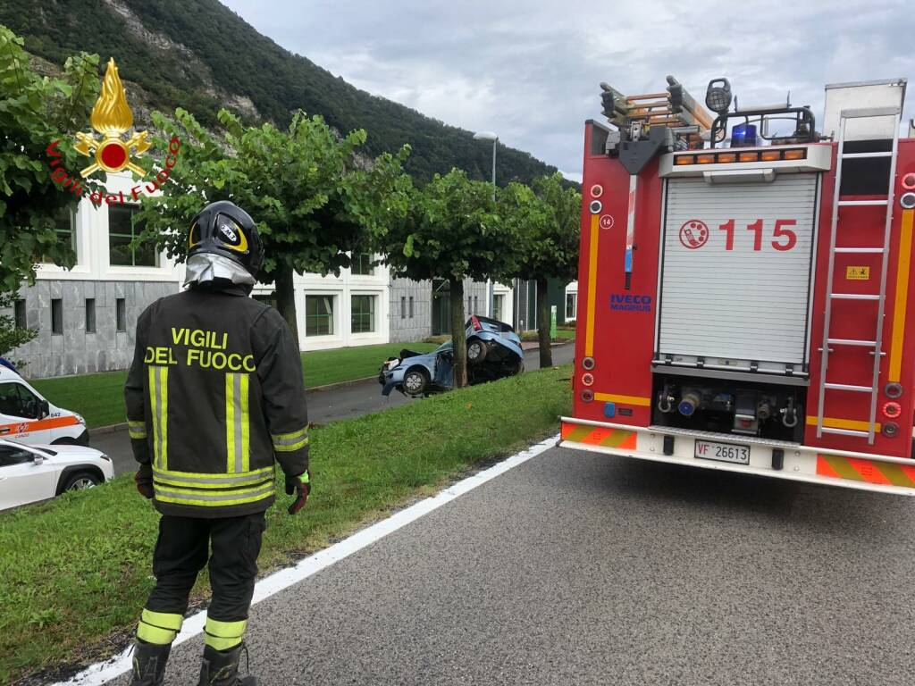 incidente mortale canzo, auto fuori strada contro albero muore donna