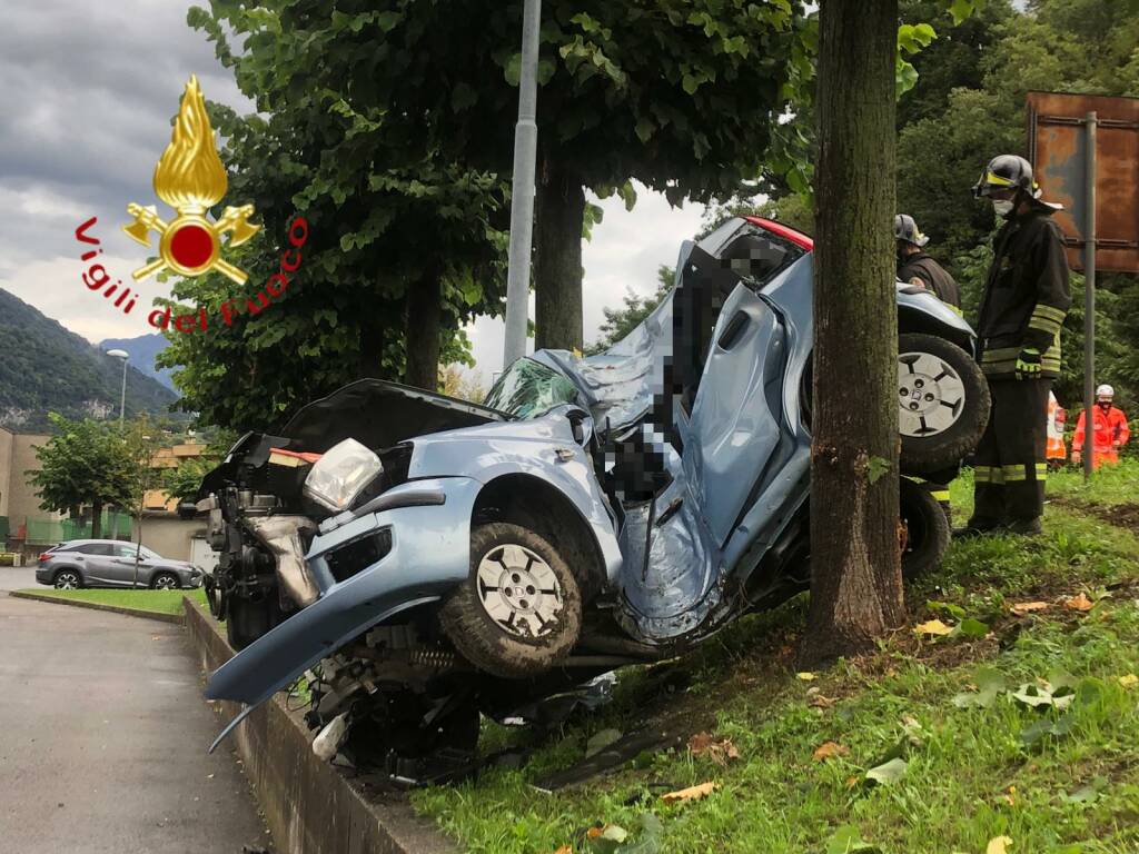 incidente mortale canzo, auto fuori strada contro albero muore donna
