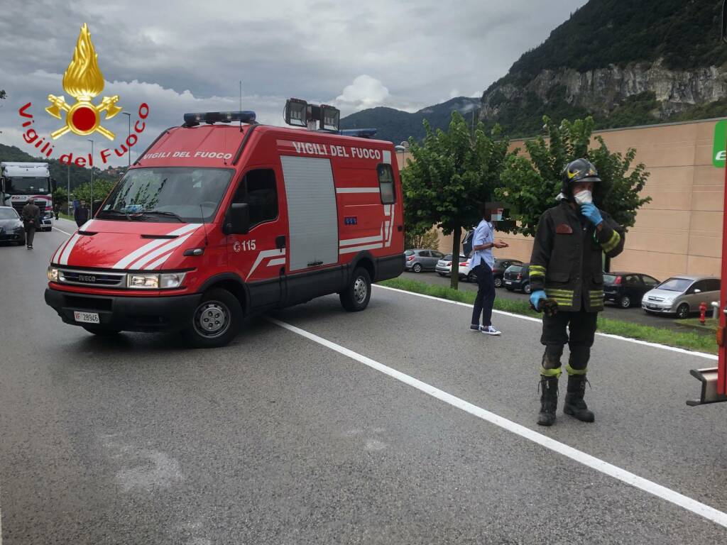 incidente mortale canzo, auto fuori strada contro albero muore donna