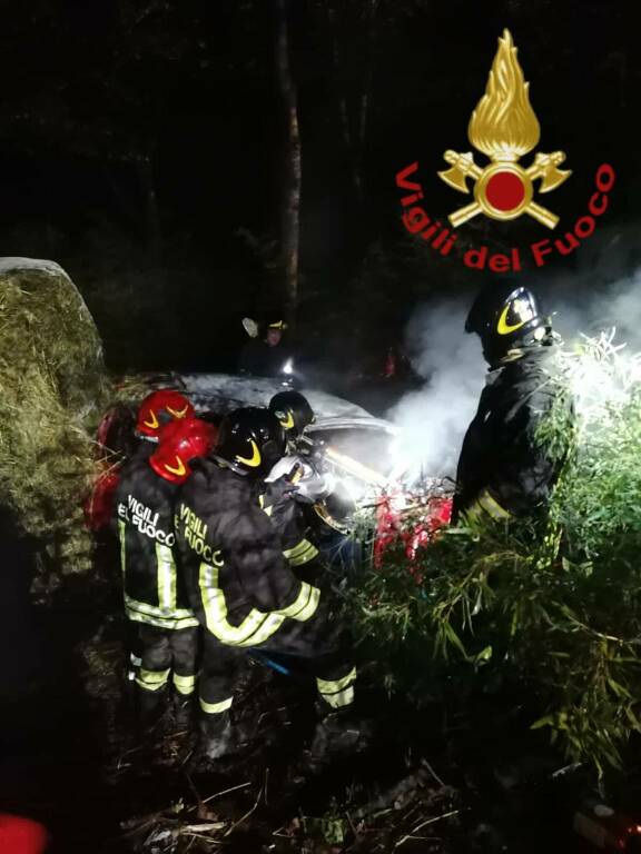 incidente stradale a casnate auto si incendia morta una giovane