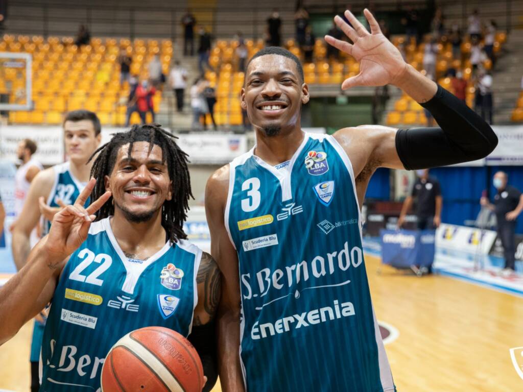 pallacanestro cantù vittoria su Varese derby supercoppa italiana