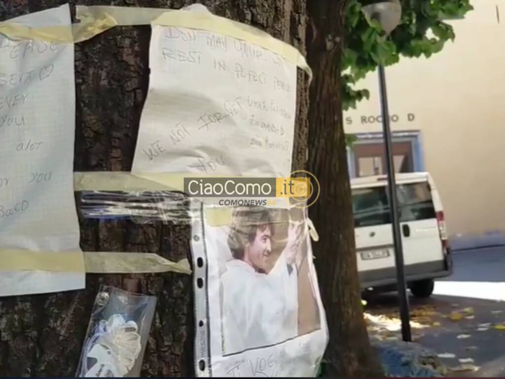 piazza san rocco como carro funebre con don roberto per saluto fedeli