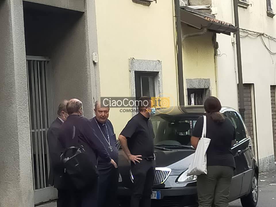 vescovo di como sul luogo del delitto di don Roberto piazza san Rocvco