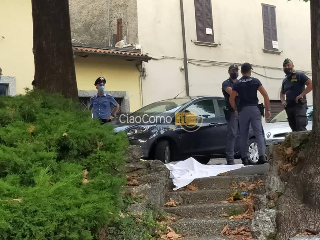 vescovo di como sul luogo del delitto di don Roberto piazza san Rocvco