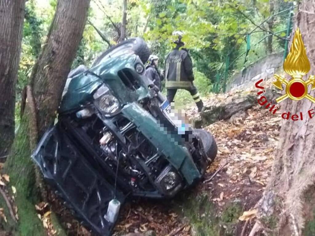 auto fuori strada torno strada per monte piatto