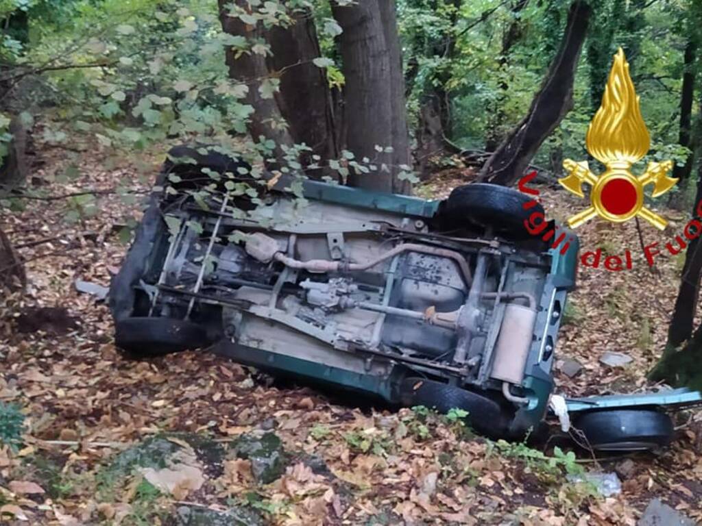 auto fuori strada torno strada per monte piatto