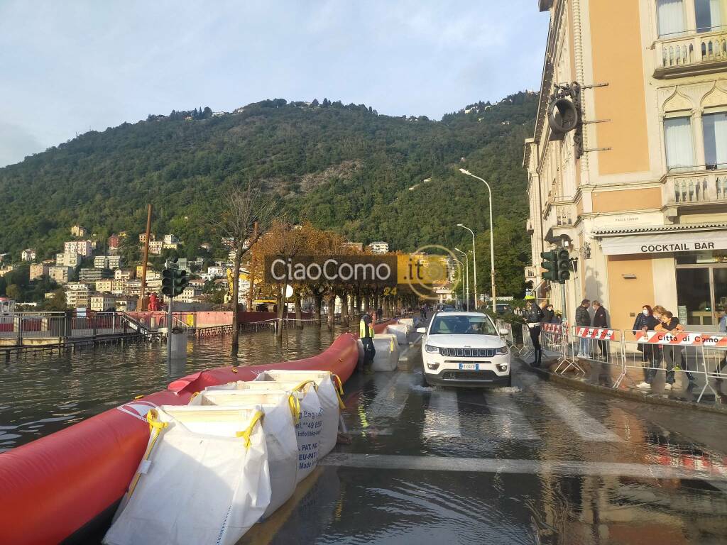Esondazione del lago, ripristinata la circolazione su lungolago e piazza Cavour