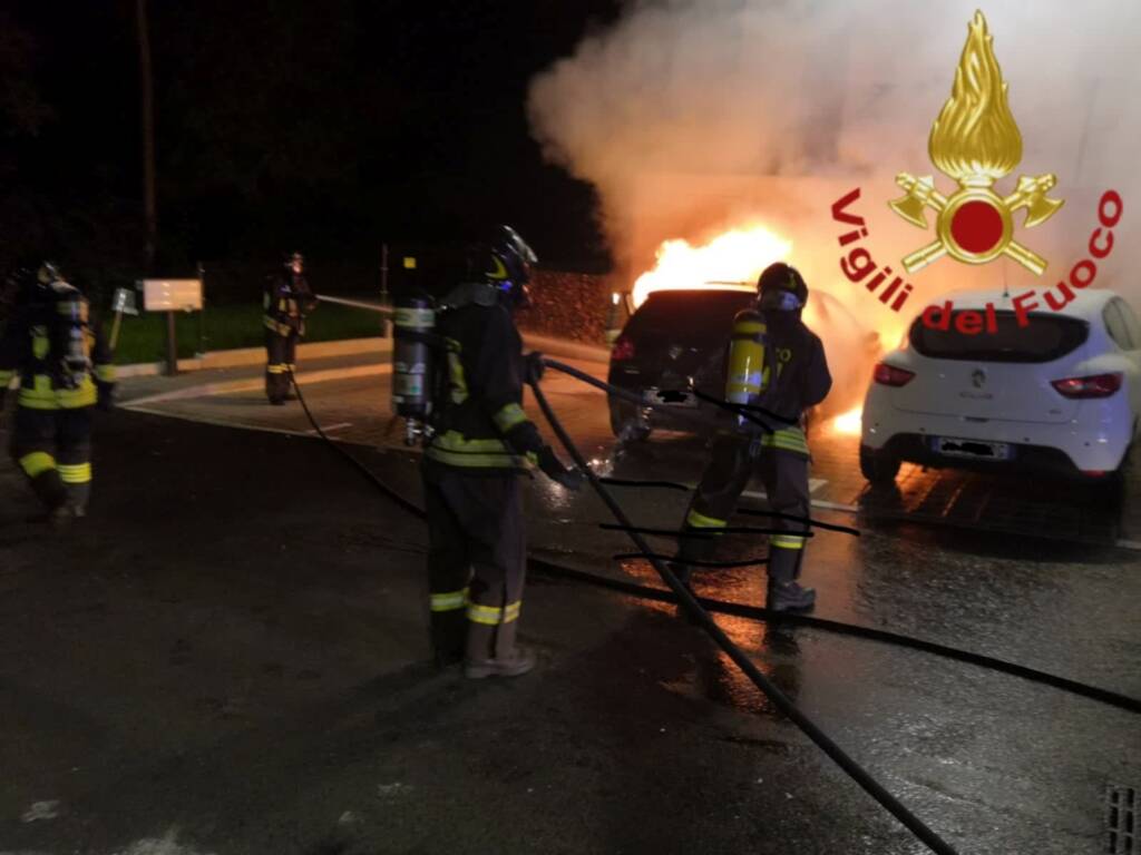 faloppio incendio auto notte pompieri in azione