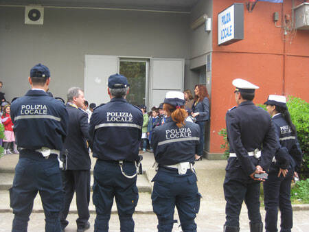 Agenti polizia locale aiutano studentessa