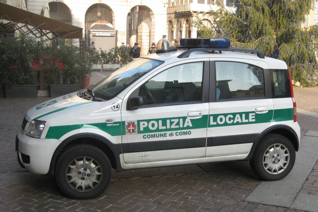 Agenti polizia locale aiutano studentessa