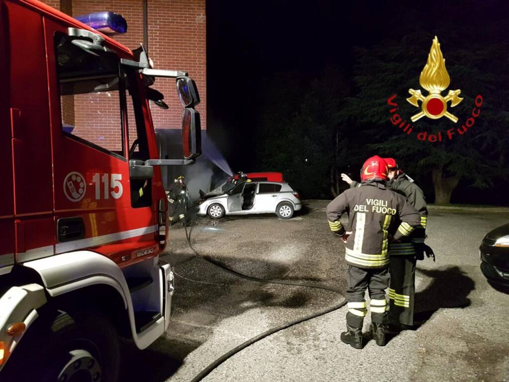 incendio auto merone pompieri spegnimento