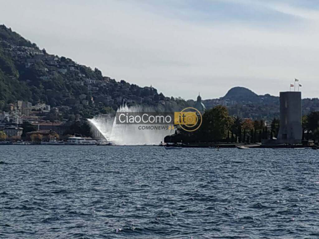 Quasi come una fontana nel primo bacino del lago di Como: guardate qui....