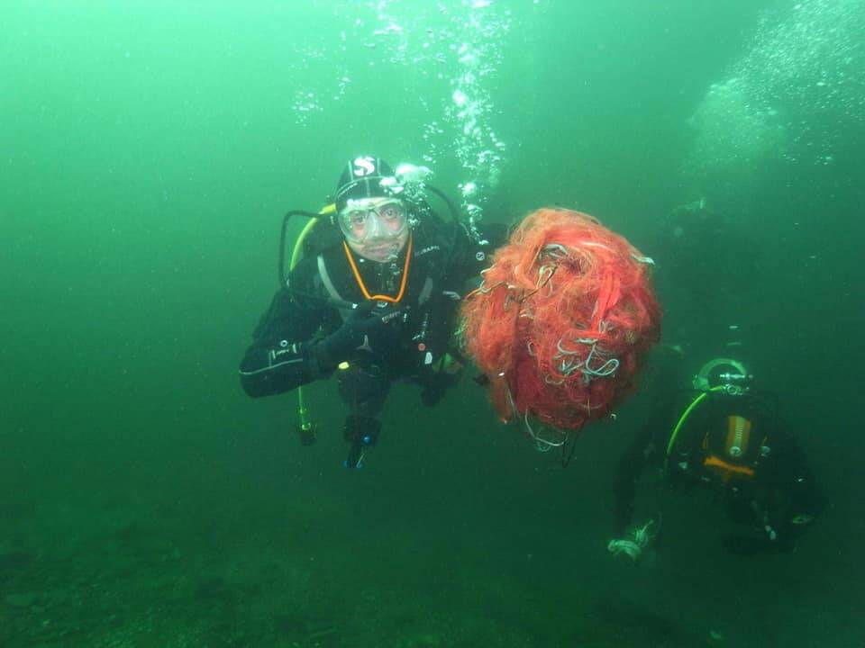 Recupero reti abbandonate nel lago di Como con i sub di Bibo