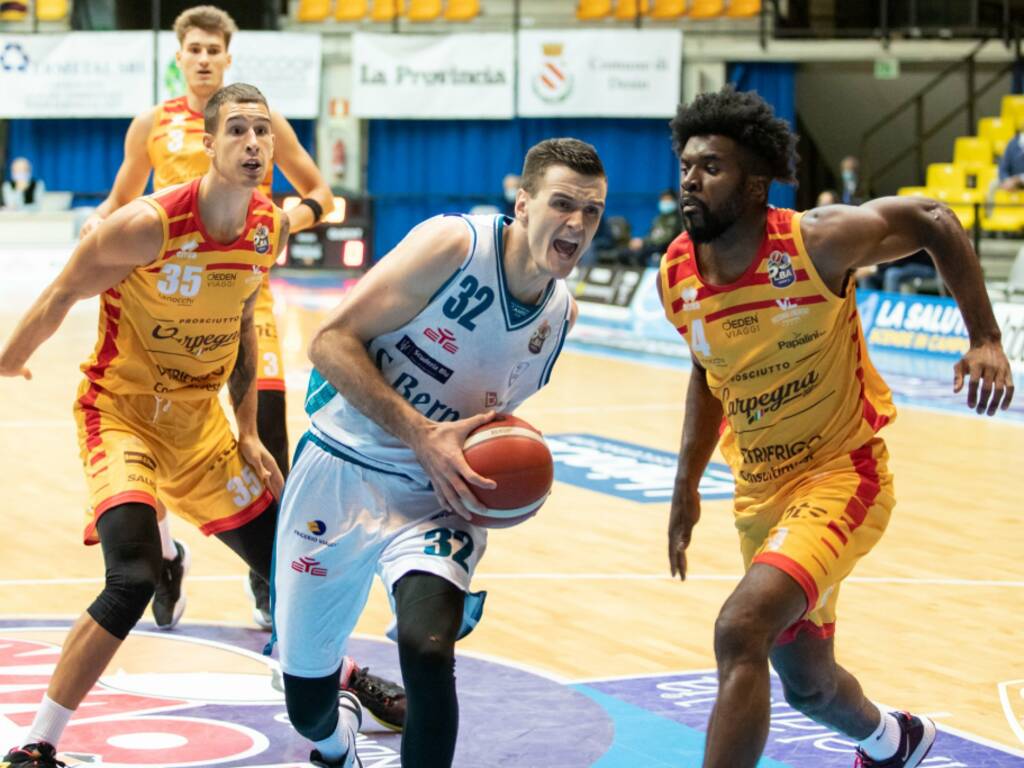 san bertnardo cantù basket batte pesarto prima di campionato a desio