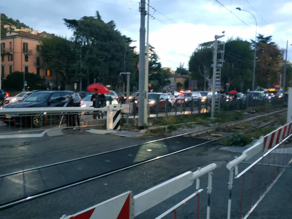 sbarra passaggio a livello abbatturta da camion a como piazza verdi