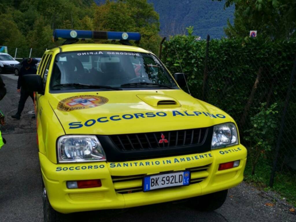 soccorso alpino delegazione lariana lezzeno recupero turista nel burrone