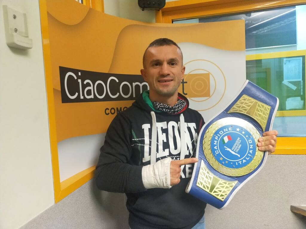 suat laze con cinturone campione italiano boxe in redazione