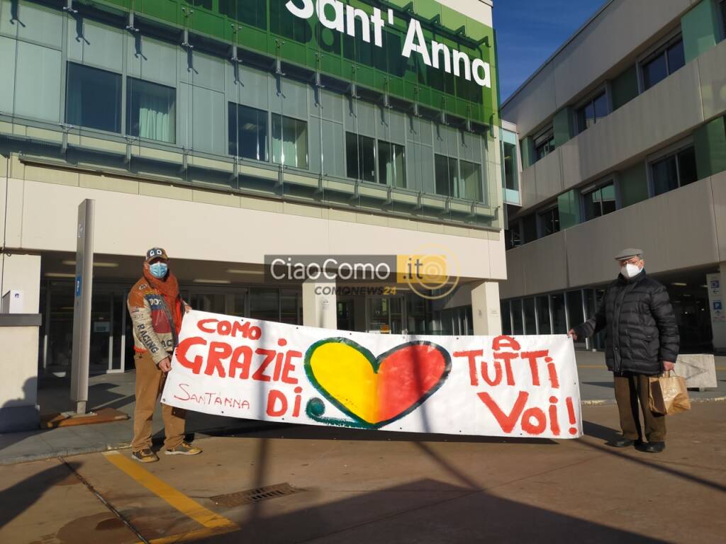 consegna striscione di gregorio mancino esterno ospedale sant'anna di como