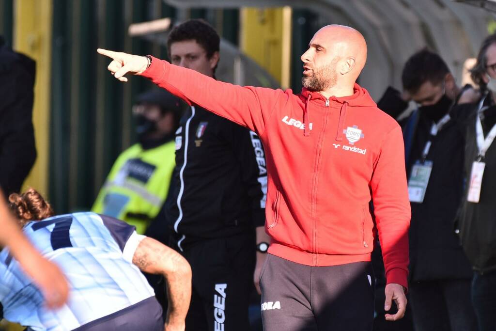 marco banchini allenatore como in campo davanti a panchina