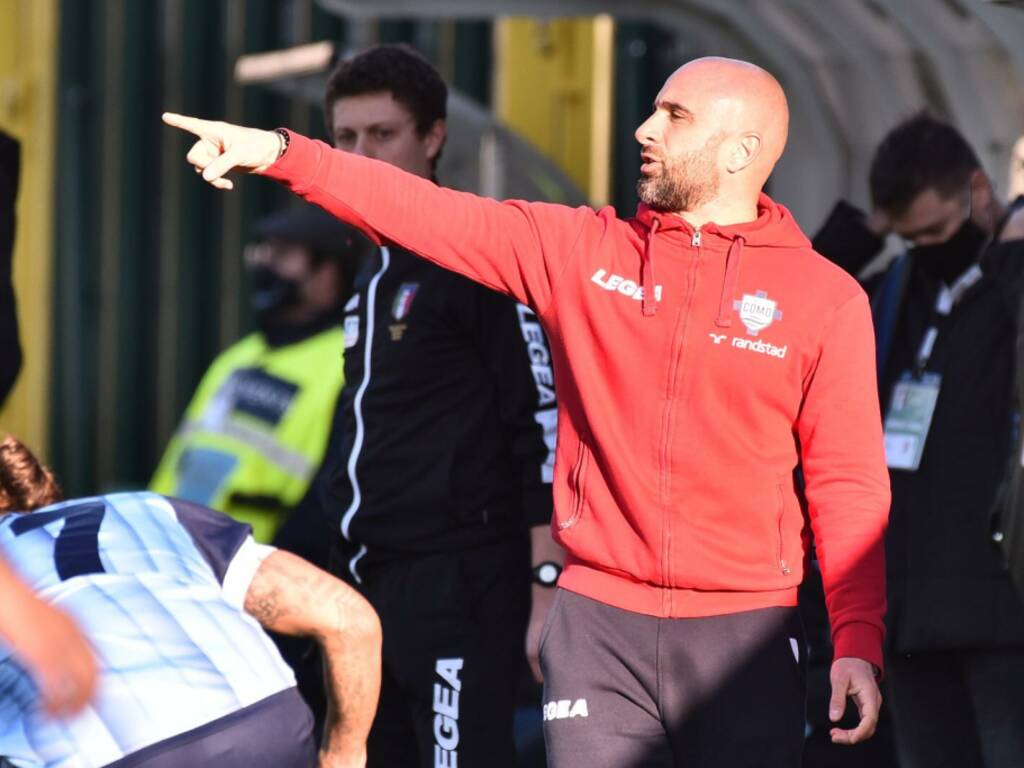 marco banchini allenatore como in campo davanti a panchina