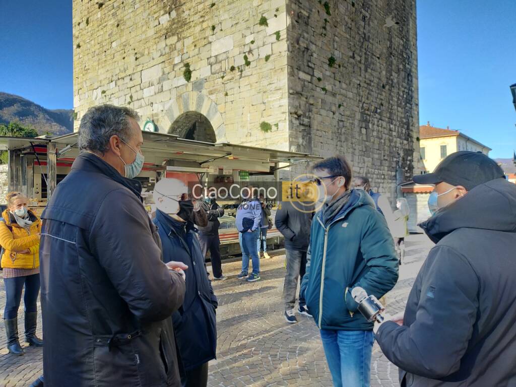 protesta ambulanti mercato di como per poter riprendere a lavorare