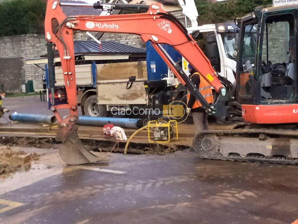 rottura tubo acquedotto piazza vittoria como operai al lavoro