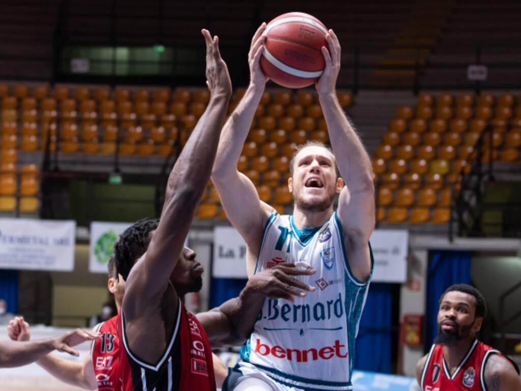 san bernardo cantù sconfitta derby con milano a desio