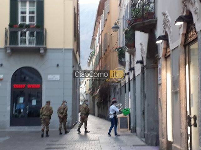 signore si fa mandare la spesa dalla strada con un sacchetto costretto a casa per covid