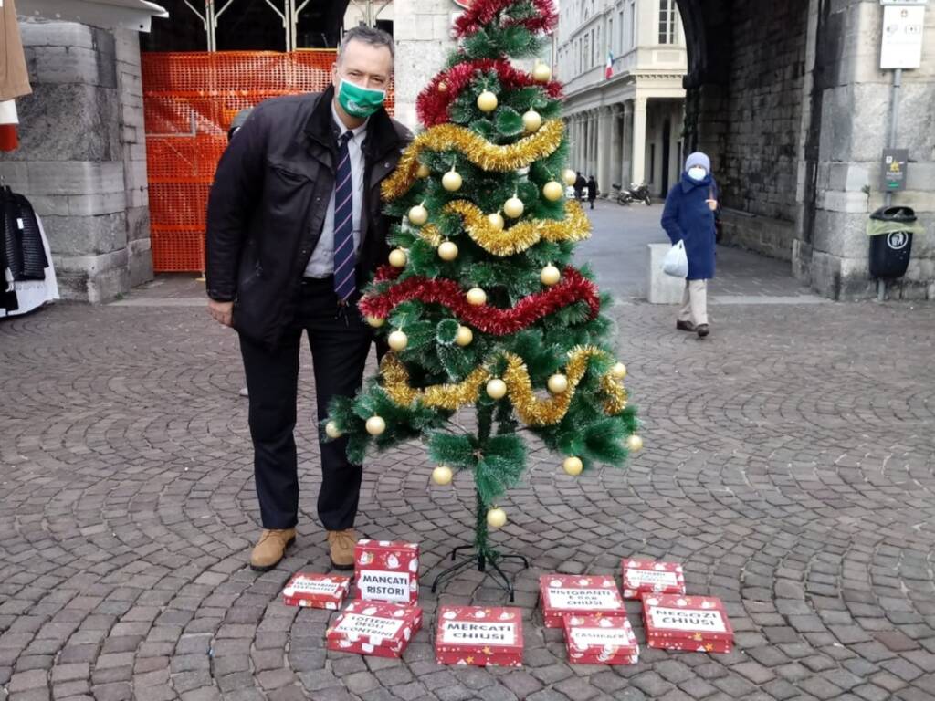 albero di natale di confesercenti como con pacchi del governo casartelli