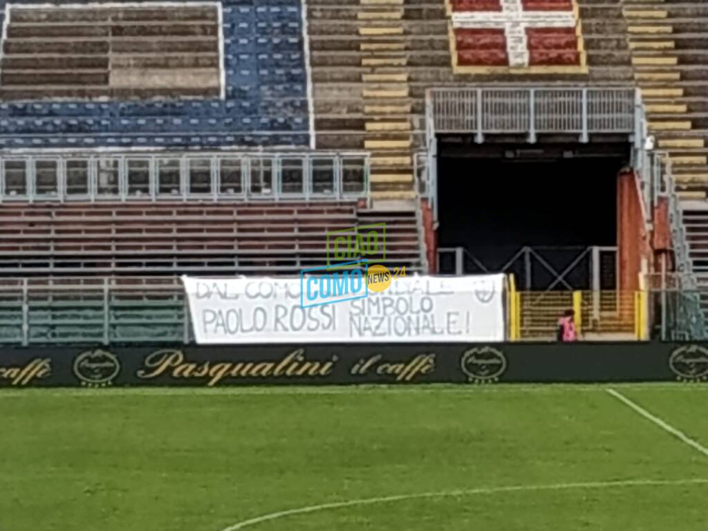 Como carrarese squadre in campo e striscione per paolo rossi da tifosi