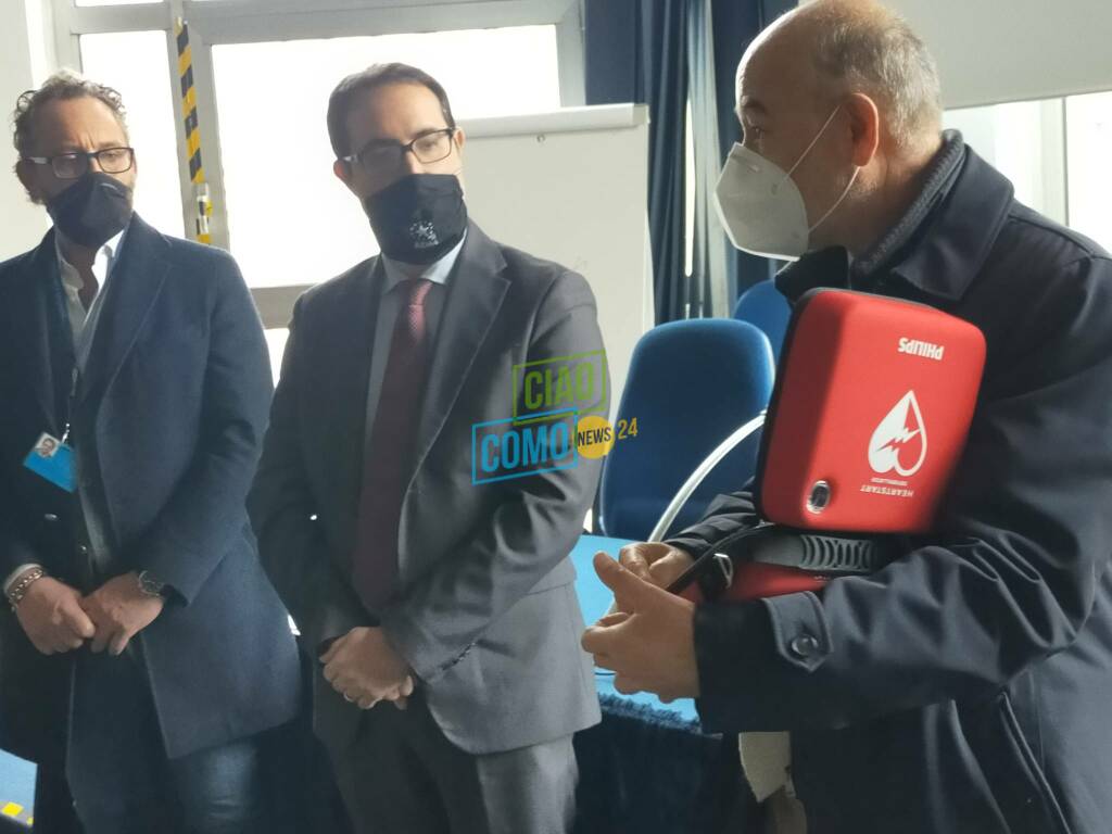 consegna defibrillarore alla dogana di ponte chiasso da parte di comocuore