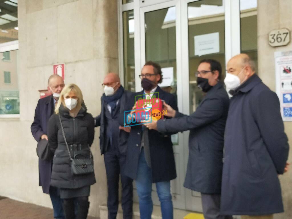 consegna defibrillarore alla dogana di ponte chiasso da parte di comocuore